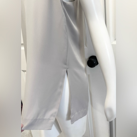 Aritzia Babaton Morris Blouse V-Neck Sleeveless Racerback Tank Grey Taupe Medium - Picture 7 of 12